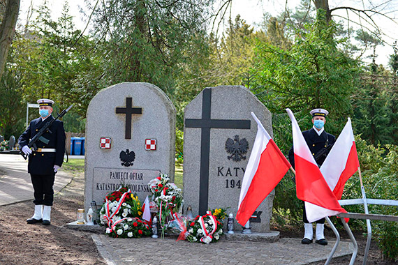 Oddali hod ofiarom zbrodni katyskiej i katastrofy smoleskiej