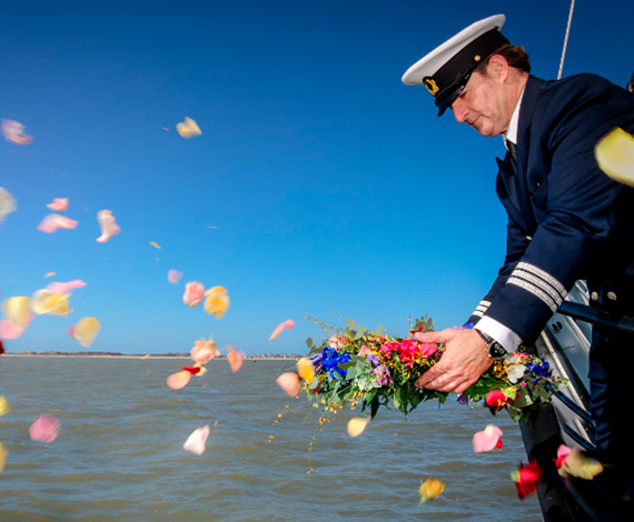 „Wieczny odpoczynek...” w wodach Zatoki Pomorskiej. Niemiecki armator Adler Schiffe organizuje ceremonie pogrzebowe na Batyku