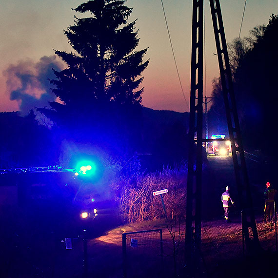 Poar na dziakach przy Szkolnej. 4 zastpy straakw w akcji