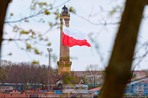 Flaga ju jest na Latarni Morskiej - najmodsze z majowych wit 