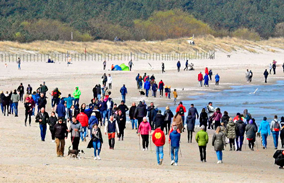 Majówka 2021 rozpoczęta, na plaży i promenadzie tłumy