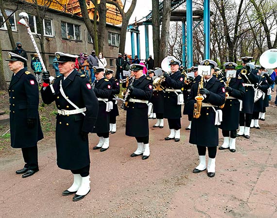 Biuro Rekordw potwierdzio: „najwiksza powiewajca flaga narodowa zaopotaa w Dniu Flagi na szczycie winoujskiej latarni morskiej!"