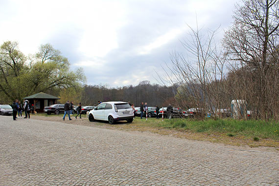Stsknieni za rekreacj w plenerze gocie ruszyli na winoujsk „zielon trawk”! Urokliwe zaktki parku zasoniy karoserie aut