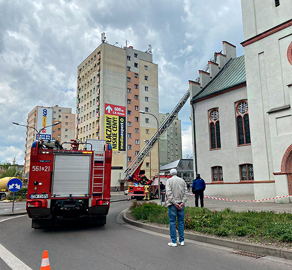 Uszkodzone elementy dachu kocioa mogy spa na chodnik