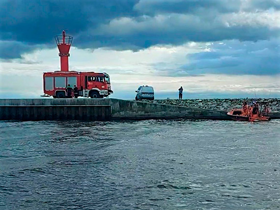 Katamaran przewrci si z czterema osobami na pokadzie. Dziki wsppracy sub, wszyscy yj