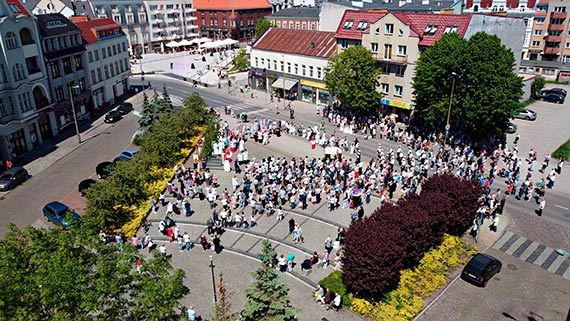 Wierni tsknili za publicznym wyznaniem wiary. I dali tego dowd podczas procesji Boego Ciaa. W winoujciu mieszkacy przeszli ze piewem na ustach gwnymi ulicami centrum