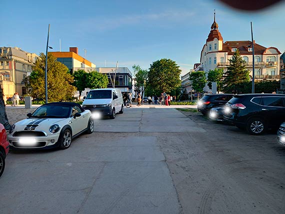 Gocie nie zawiedli, atrakcje gastronomiczne i muzyka zapewnione. Ale cz wej na pla zamienia si w dzikie parkingi, burzc oblicze wspaniaej promenady