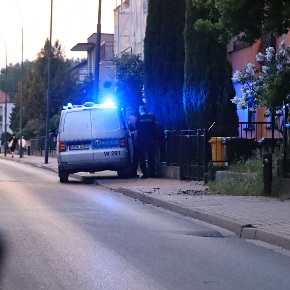 Policjanci jechali na sygnale przez miasto. To by pocig?