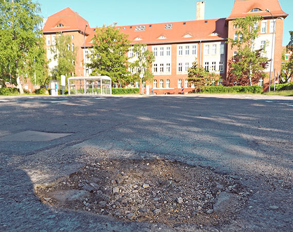 Patny i dziurawy. Mieszkaniec pyta: Za co mamy paci?