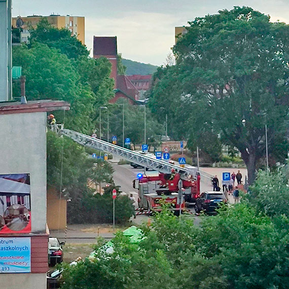 Z mieszkania dobiegao woanie o pomoc. Na Batalionw Chopskich przyjechay suby