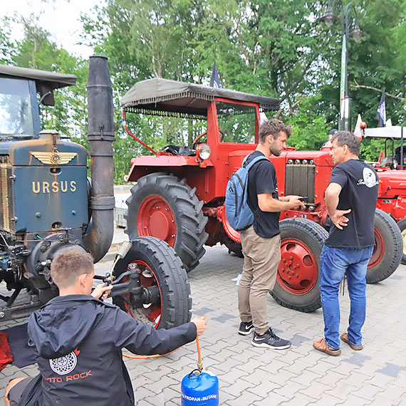 Zobaczcie w jaki spektakularny sposób uruchamiane są zabytkowe traktory ursus! Zobacz film! [2]