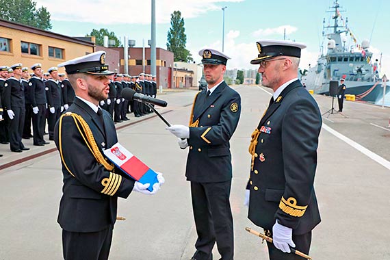 wito Marynarki Wojennej i podniesienie bandery na H-13 Przemko