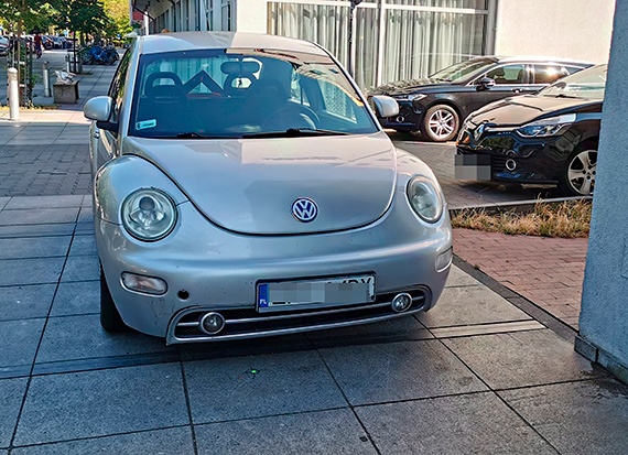 Myla, e zatrzyma si tylko na chwil, a ju stoi kilka dni. Porzucony volkswagen blokuje chodnik