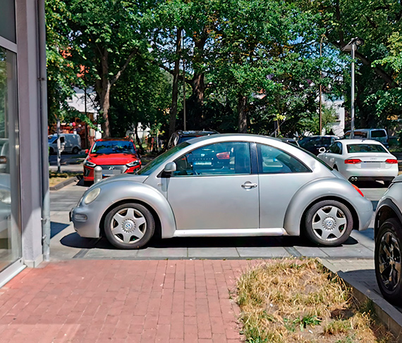 Myla, e zatrzyma si tylko na chwil, a ju stoi kilka dni. Porzucony volkswagen blokuje chodnik