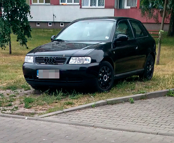 Mieszkaniec: Parkowanie na dziko. Samochody przez kilka tygodni stoj gdzie popadnie