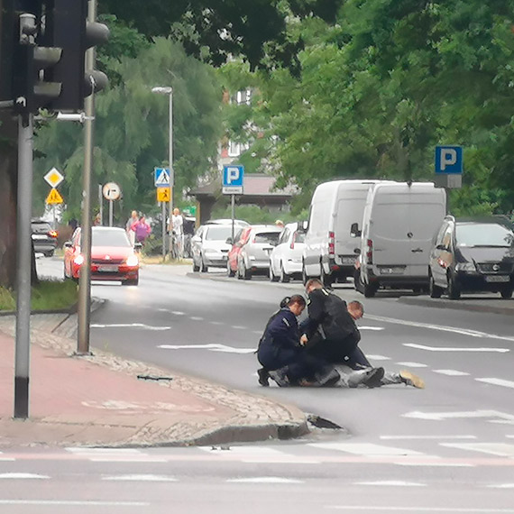 Mczyzna biega po ulicy, stwarzajc zagroenie dla ruchu