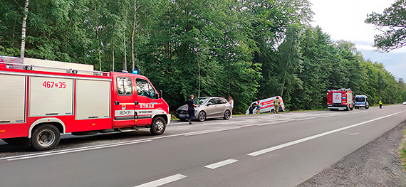 Zderzenie 3 pojazdw na 11. kilometrze od winoujcia. Samochd Poczty Polskiej wyldowa w rowie