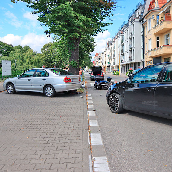 Samochd uderzy w motocyklist. Poszkodowany zatrzyma si na drzewie