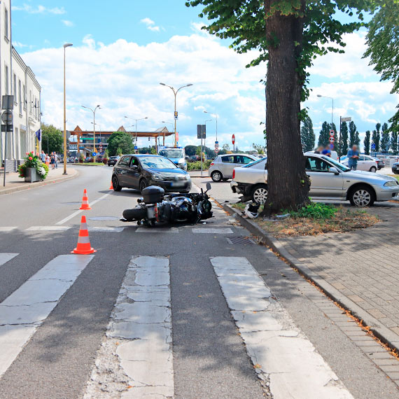 Samochd uderzy w motocyklist. Poszkodowany zatrzyma si na drzewie