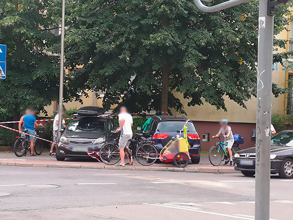 Dzwon na rodku skrzyowania w centrum miasta! 3 osoby poszkodowane