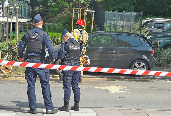 Pogoda nie rozpieszcza, silny wiatr powoduje szkody. Na Wyspiaskiego drzewo runo na samochd