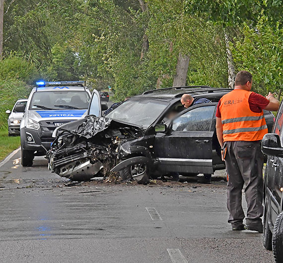 Tragiczny wypadek na drodze pomidzy Wapnic a Wickiem. Kierowca osobwki uderzy w topol, nie yje 39 - letni pasaer!