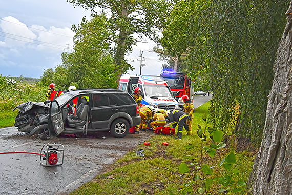 Tragiczny wypadek na drodze pomidzy Wapnic a Wickiem. Kierowca osobwki uderzy w topol, nie yje 39 - letni pasaer!