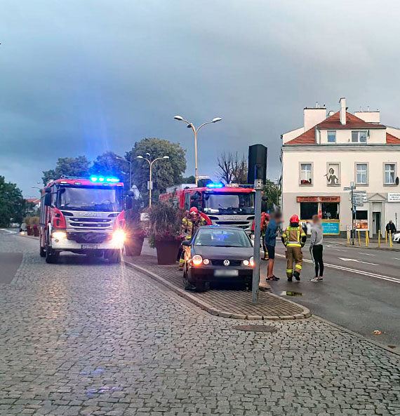 Kierowca volkswagena polo uszkodzi misk olejow