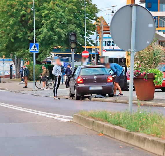 Kierowca volkswagena polo uszkodzi misk olejow