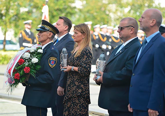 Mieszkacy winoujcia, wojsko i wadze miasta zoyli kwiaty w rocznic wybuchu najkrwawszej z wojen