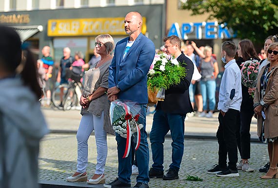 Mieszkacy winoujcia, wojsko i wadze miasta zoyli kwiaty w rocznic wybuchu najkrwawszej z wojen