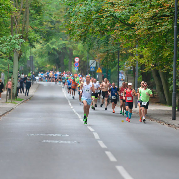  191 osb stano na starcie biegu gwnego XLI MIDZYNARODOWEGO MARATONU WINOUJCIE – WOLGAST… Biegacze cigaj si dzi take na trasie pmaratonu i sztafet