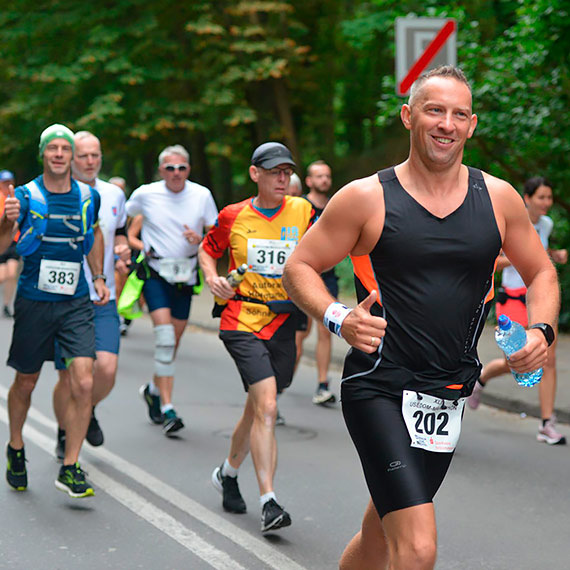  191 osb stano na starcie biegu gwnego XLI MIDZYNARODOWEGO MARATONU WINOUJCIE – WOLGAST… Biegacze cigaj si dzi take na trasie pmaratonu i sztafet