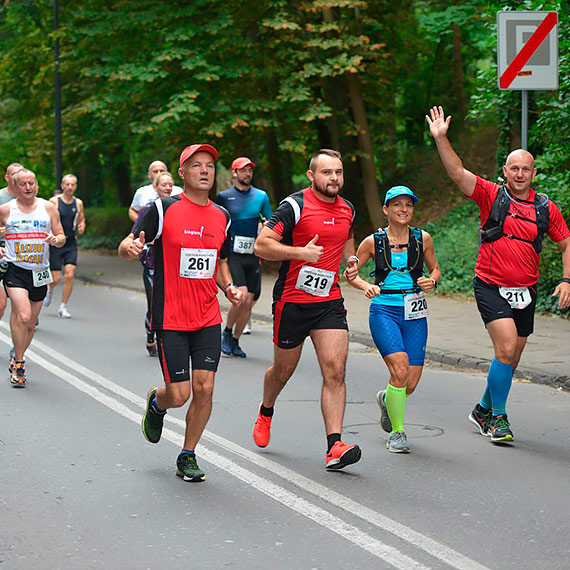  191 osb stano na starcie biegu gwnego XLI MIDZYNARODOWEGO MARATONU WINOUJCIE – WOLGAST… Biegacze cigaj si dzi take na trasie pmaratonu i sztafet