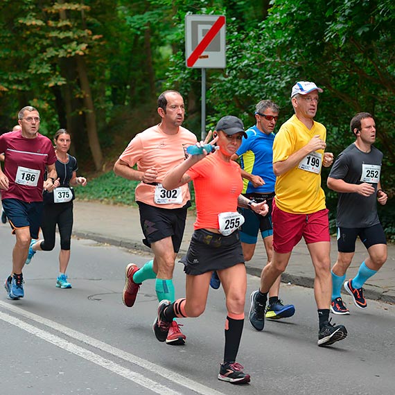  191 osb stano na starcie biegu gwnego XLI MIDZYNARODOWEGO MARATONU WINOUJCIE – WOLGAST… Biegacze cigaj si dzi take na trasie pmaratonu i sztafet