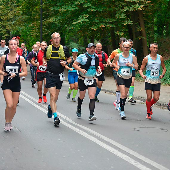  191 osb stano na starcie biegu gwnego XLI MIDZYNARODOWEGO MARATONU WINOUJCIE – WOLGAST… Biegacze cigaj si dzi take na trasie pmaratonu i sztafet