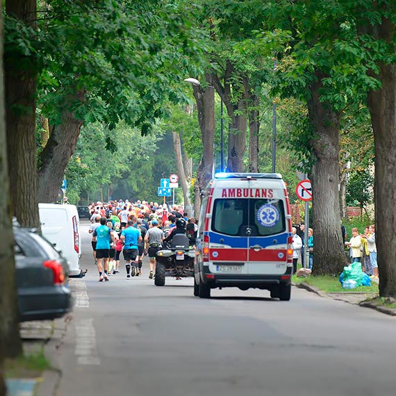  191 osb stano na starcie biegu gwnego XLI MIDZYNARODOWEGO MARATONU WINOUJCIE – WOLGAST… Biegacze cigaj si dzi take na trasie pmaratonu i sztafet