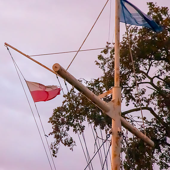 Podarta bandera wci powiewa