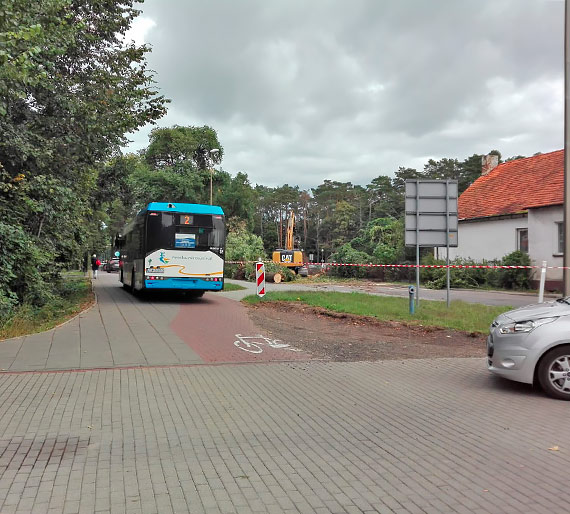 Armagedon na remontowanej ulicy Grunwaldzkiej. Autobusy, samochody osobowe, a nawet ciki sprzt  jed po ciece rowerowej i chodniku