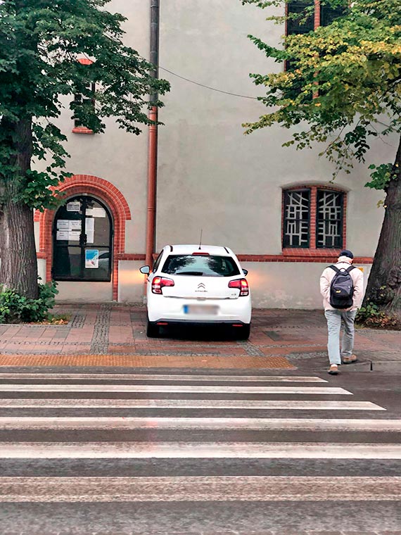 Nie chcia paci za parkowanie i zostawi samochd na rodku chodnika?