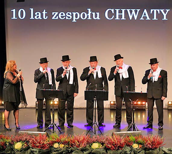 Od dziesiciu lat zachwycaj suchaczy, nie tylko w  winoujciu. Chr „Chwaty” witowa swj jubileusz na scenie MDK