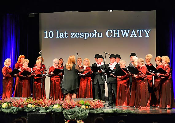 Od dziesiciu lat zachwycaj suchaczy, nie tylko w  winoujciu. Chr „Chwaty” witowa swj jubileusz na scenie MDK