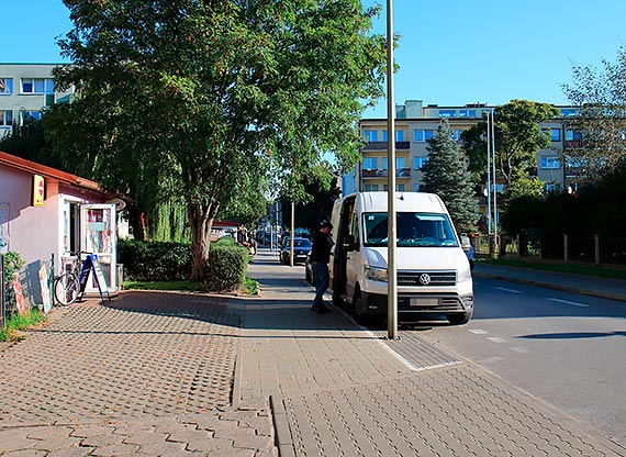 Wyjazdy z osiedlowych uliczek to czsto nie lada problem. Ale kopot maj nie tylko kierowcy osobwek ale take aut dostawczych