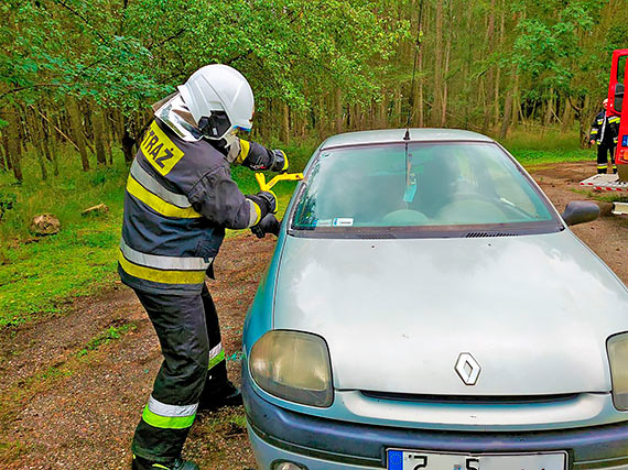 Straacy uwolnili osoby poszkodowane z auta i udzielili im pierwszej pomocy