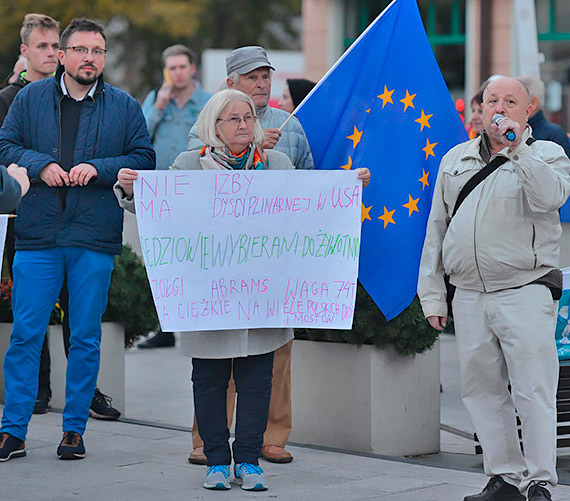 Świnoujścianie mówią głośno: „zostajemy!” Mieszkańcy na Placu Wolności manifestowali sprzeciw dla próby wyprowadzenia Polski z Unii Europejskiej. Zobacz film!