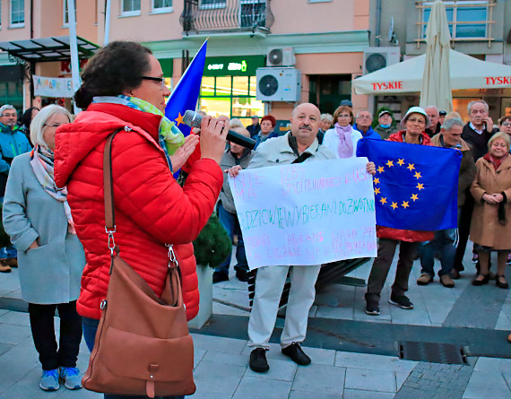 Świnoujścianie mówią głośno: „zostajemy!” Mieszkańcy na Placu Wolności manifestowali sprzeciw dla próby wyprowadzenia Polski z Unii Europejskiej [2]