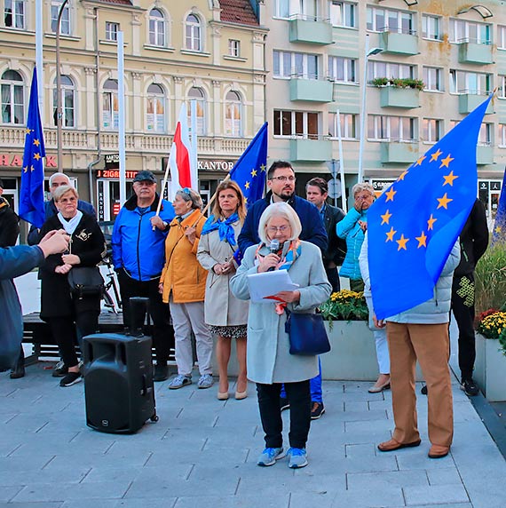 Świnoujścianie mówią głośno: „zostajemy!” Mieszkańcy na Placu Wolności manifestowali sprzeciw dla próby wyprowadzenia Polski z Unii Europejskiej [3]