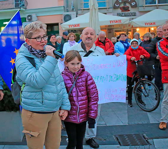 Świnoujścianie mówią głośno: „zostajemy!” Mieszkańcy na Placu Wolności manifestowali sprzeciw dla próby wyprowadzenia Polski z Unii Europejskiej. Zobacz film!