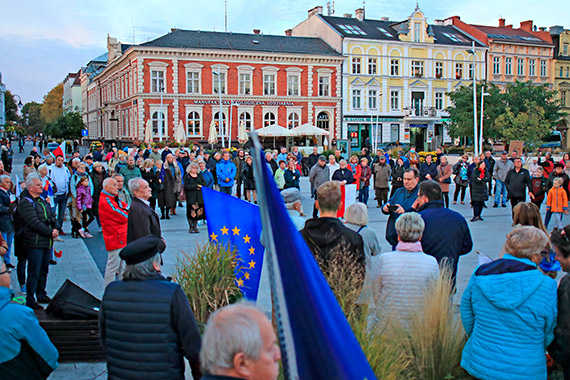 Świnoujścianie mówią głośno: „zostajemy!” Mieszkańcy na Placu Wolności manifestowali sprzeciw dla próby wyprowadzenia Polski z Unii Europejskiej [5]