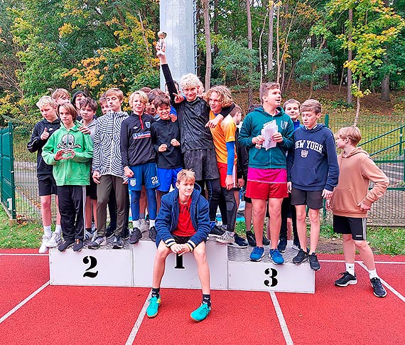 Sztafetowe biegi przełajowe z udziałem szkolnych sportowców